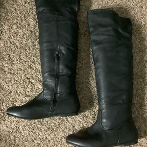 Over-the-knee black boots (Runs Small)
